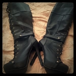 Woman's knee high fashion boots